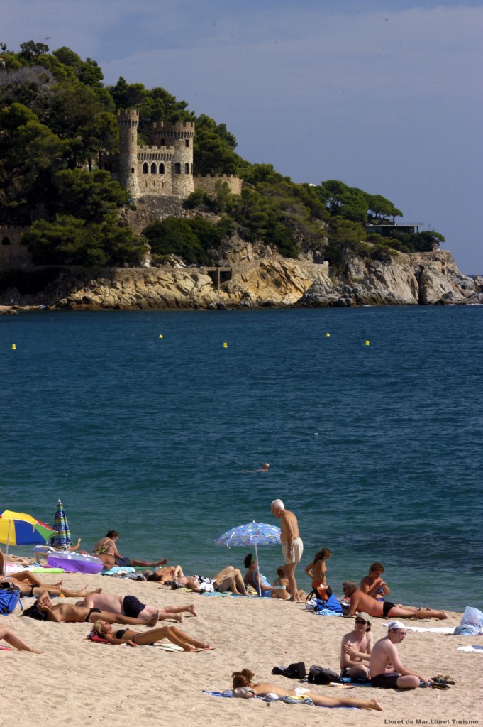 Platja de Lloret de Mar i  castell d'en Plaja