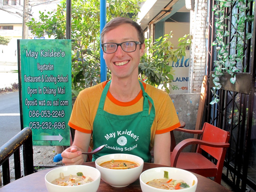 Blogger Sam Wood reviewing a cookery school in Thailand