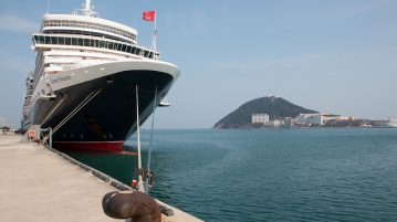 Cunard's Queen Elizabeth in dock - image by Gary Bembridge